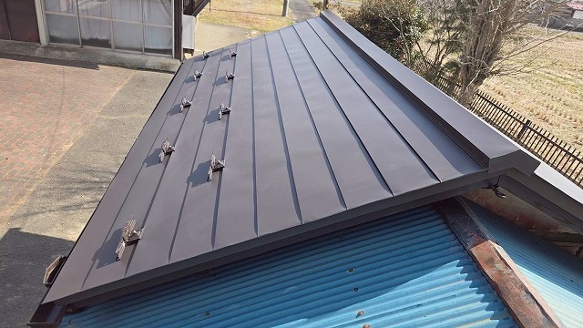 大崎市　ガルバリウム鋼板屋根に葺き替えたことにより軽量化を実現