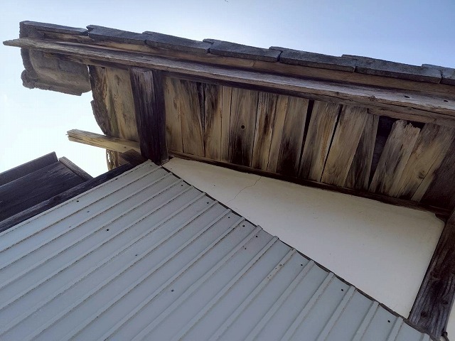 大崎市　屋根の野地板が腐食し落下した様子