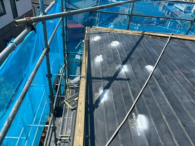 仙台市太白区　屋根カバー工事を行う前に既存の雪止め金具を撤去し、錆止めのスプレーを塗った様子