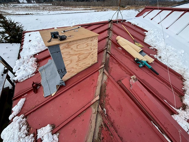 大崎市　新設した煙突に干渉する棟包み板金木下地を撤去