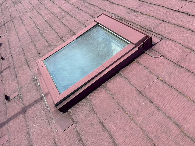 仙台市泉区　スレート屋根に設置された天窓の様子