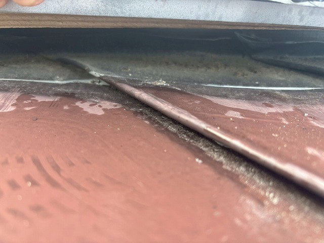 大崎市　金属屋根の雨漏り調査で棟包み板金の捲って確認している様子