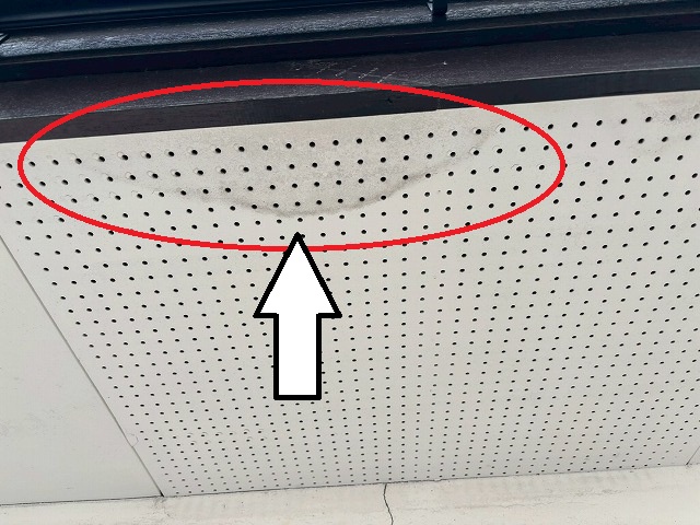 仙台市太白区　2階の軒先部分の軒天井に雨染みがある