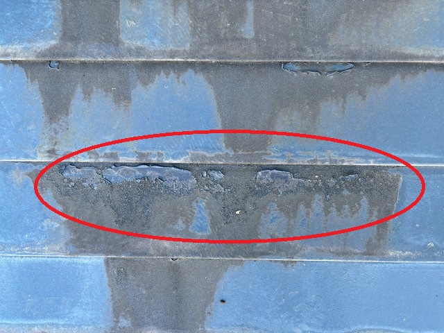 １階の屋根の表面が剥がれてしまっている様子