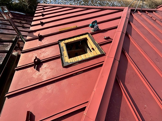 大崎市　煙突を設置する為、屋根の野地板を解体