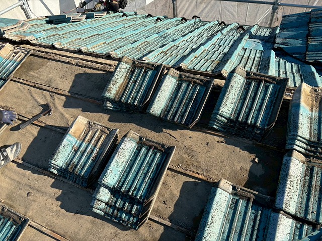 仙台市太白区セメント瓦を一枚ずつ解体している様子