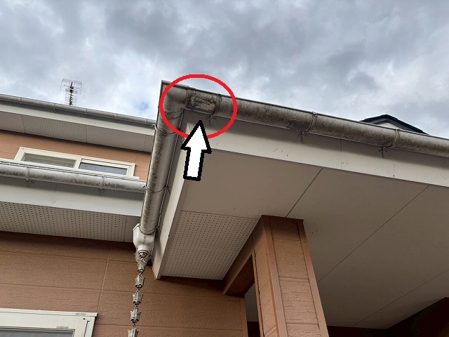 角田市　玄関の軒樋の繋ぎ目部分から漏水している様子