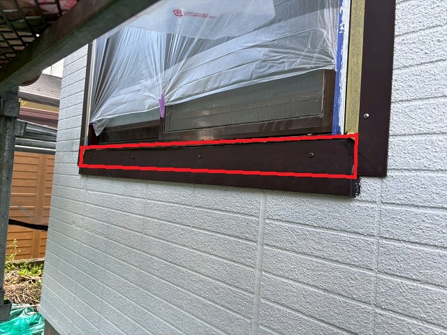 サッシ下の木下地に目隠しの板金を設置