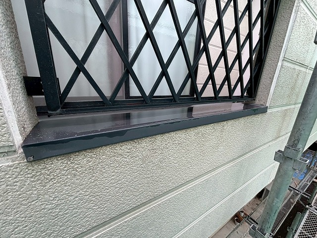 仙台市泉区　ベランダの笠木に雨水が溜りやすい構造になっている