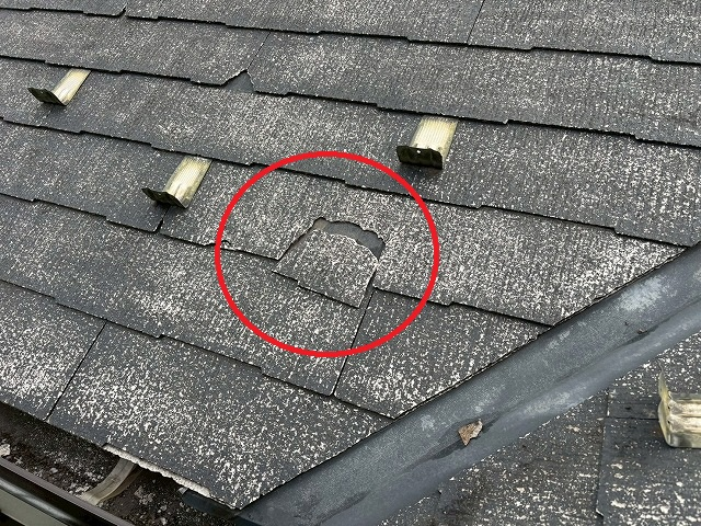 仙台市宮城野区 谷板金付近の割れたスレート瓦の様子