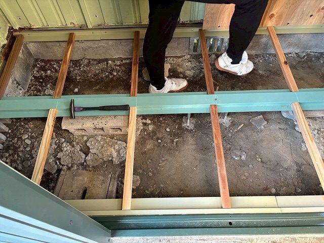 仙台市太白区 物置修繕工事 床コンクリートブロック、土台木下地、根太取付け