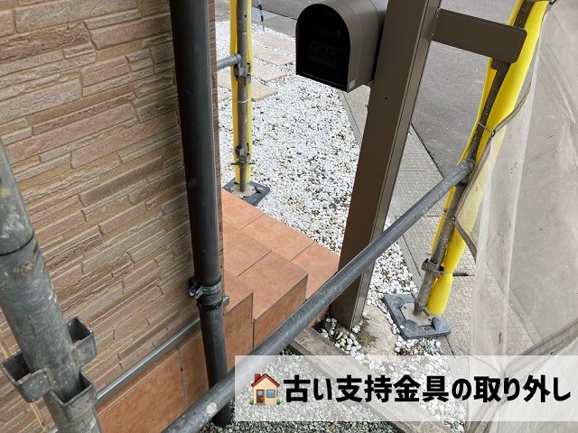仙台市太白区-竪樋修繕工事 古い金具の取り外し