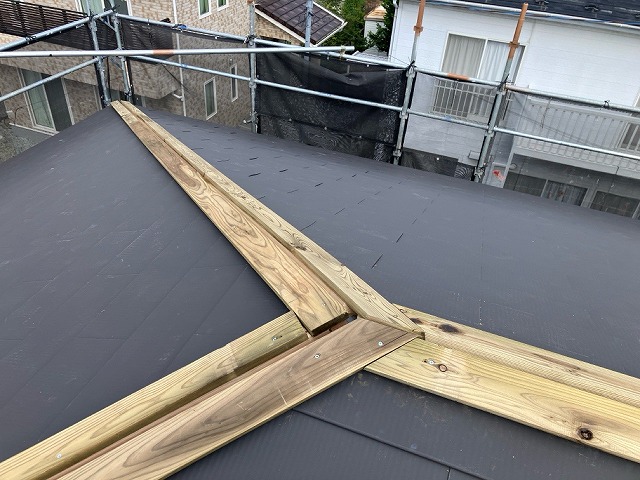 仙台市宮城野区 屋根カバー工事 棟板金木下地設置