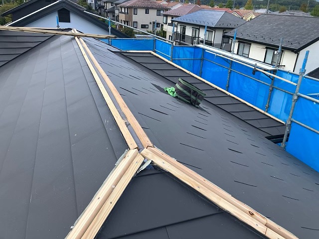 仙台市泉区 屋根カバー工事 棟板金木下地設置