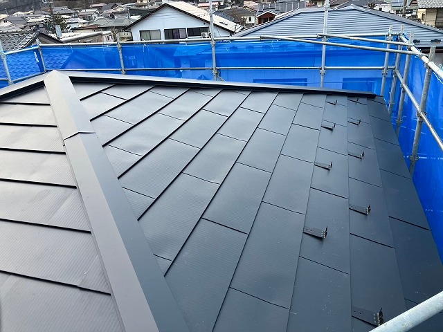 仙台市泉区 色褪せたスレート屋根 カバー工法 完工