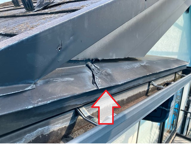 仙台市泉区 屋根カバー工事 1階屋根 ケラバ板金歪み