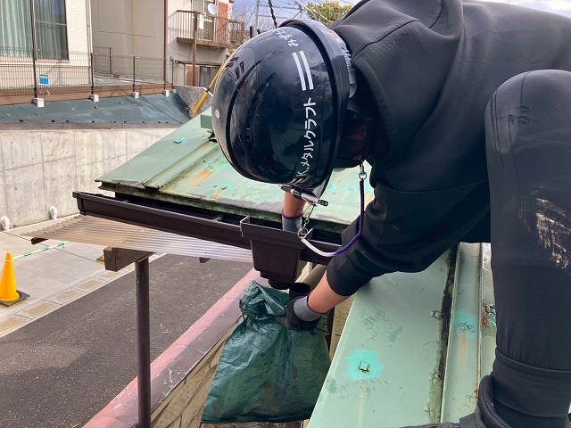仙台市青葉区 雨樋清掃工事 1階屋根 落ち葉除去