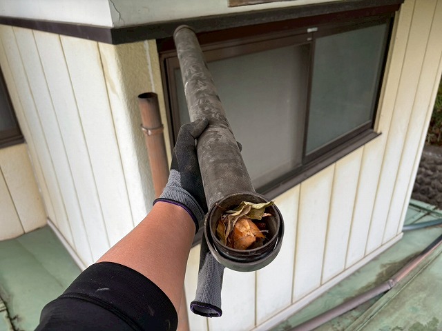 仙台市青葉区 雨樋清掃工事 竪樋 落ち葉の溜まり