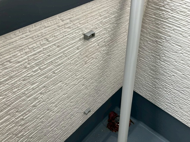 東松島市 バルコニー屋根雨樋交換工事 支持金具取付け