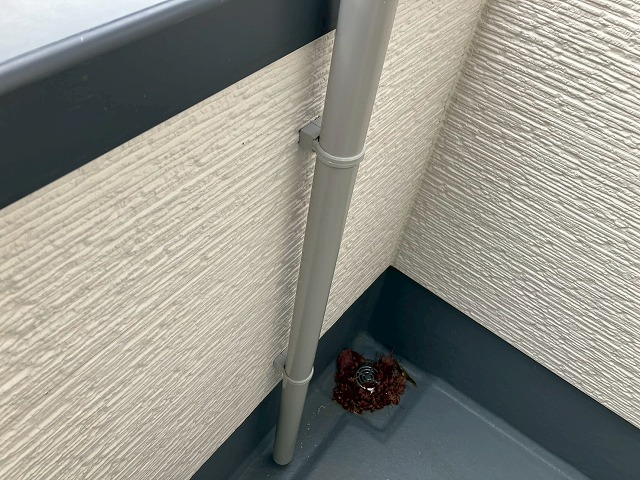 東松島市 バルコニー屋根雨樋交換工事 竪樋設置