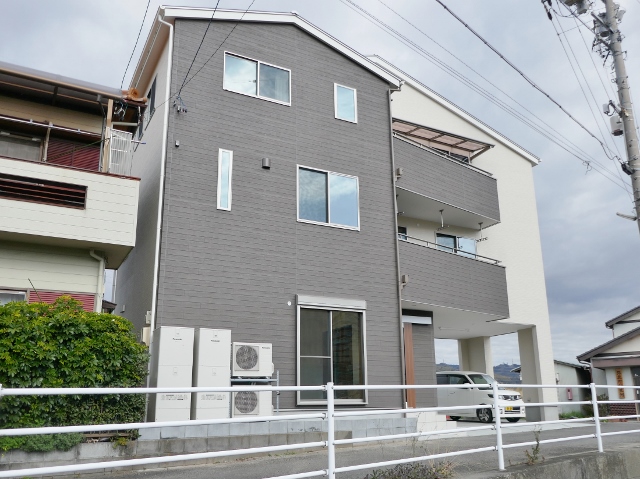 木造３階建て住宅の玄関ポーチと駐車場舗装工事を行っております。