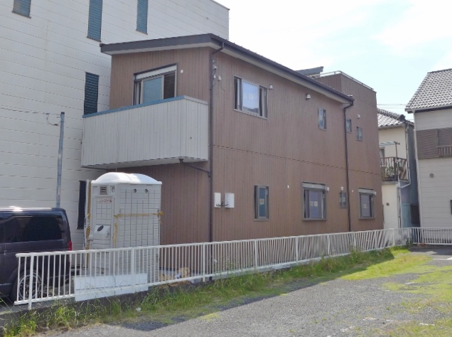 ２階建て木造住宅の屋根をガルバリウム鋼板葺きと屋上の防水工事を行っております。