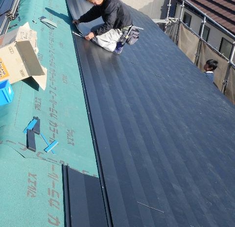 屋根完了後、ソーラーパネルを設置