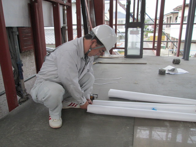 鉄骨住宅３階建ての窓の取り付けと防水テープ巻きの作業を行っております。