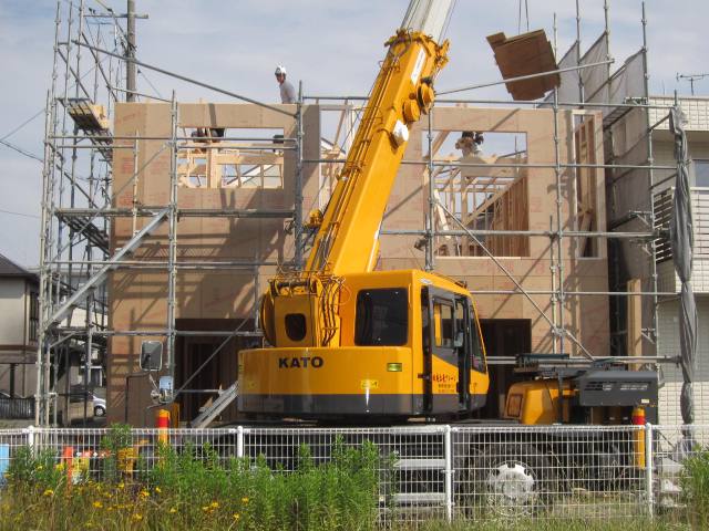 ２階建て木造住宅の骨組みを組んでいます。