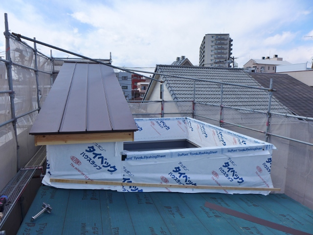 ２階建て木造住宅の屋根をガルバリウム鋼板葺きと屋上の防水工事を行っております。