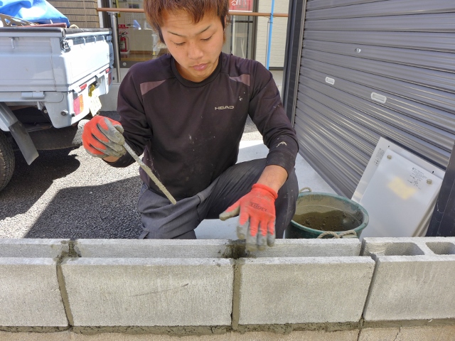 木造２階建て住宅の敷地境界線にブロック積みの外構工事を行っております。