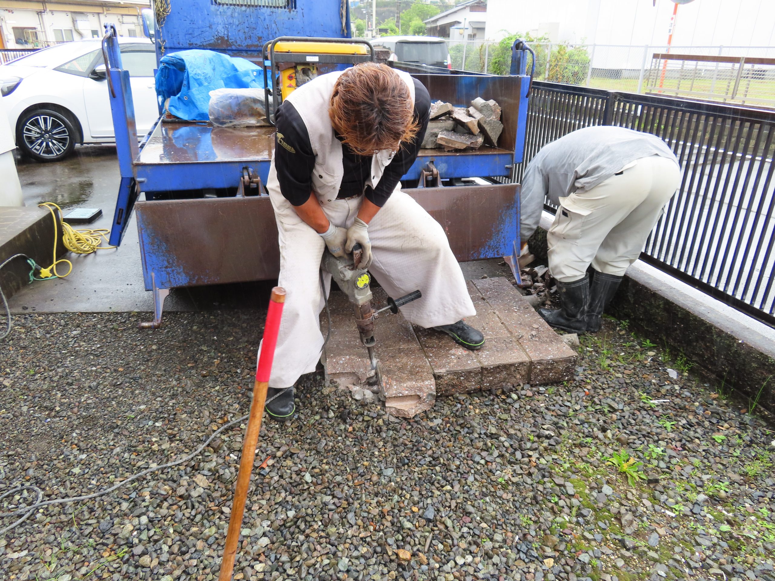 住宅のブロック塀に車が突っ込んで壊れてしまった！との御連絡で対応いたしました