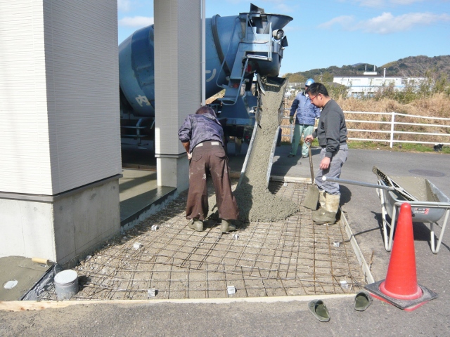 木造３階建て住宅の玄関ポーチと駐車場舗装工事を行っております。