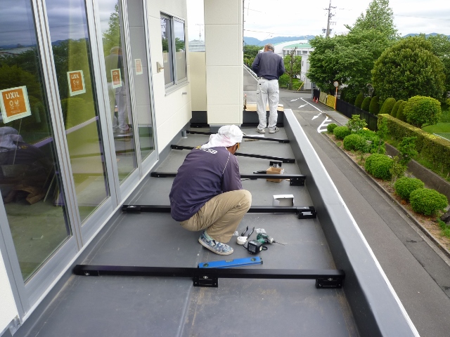 鉄骨２階建て住宅の外壁塗装工事とウッドデッキ製作を行っております。