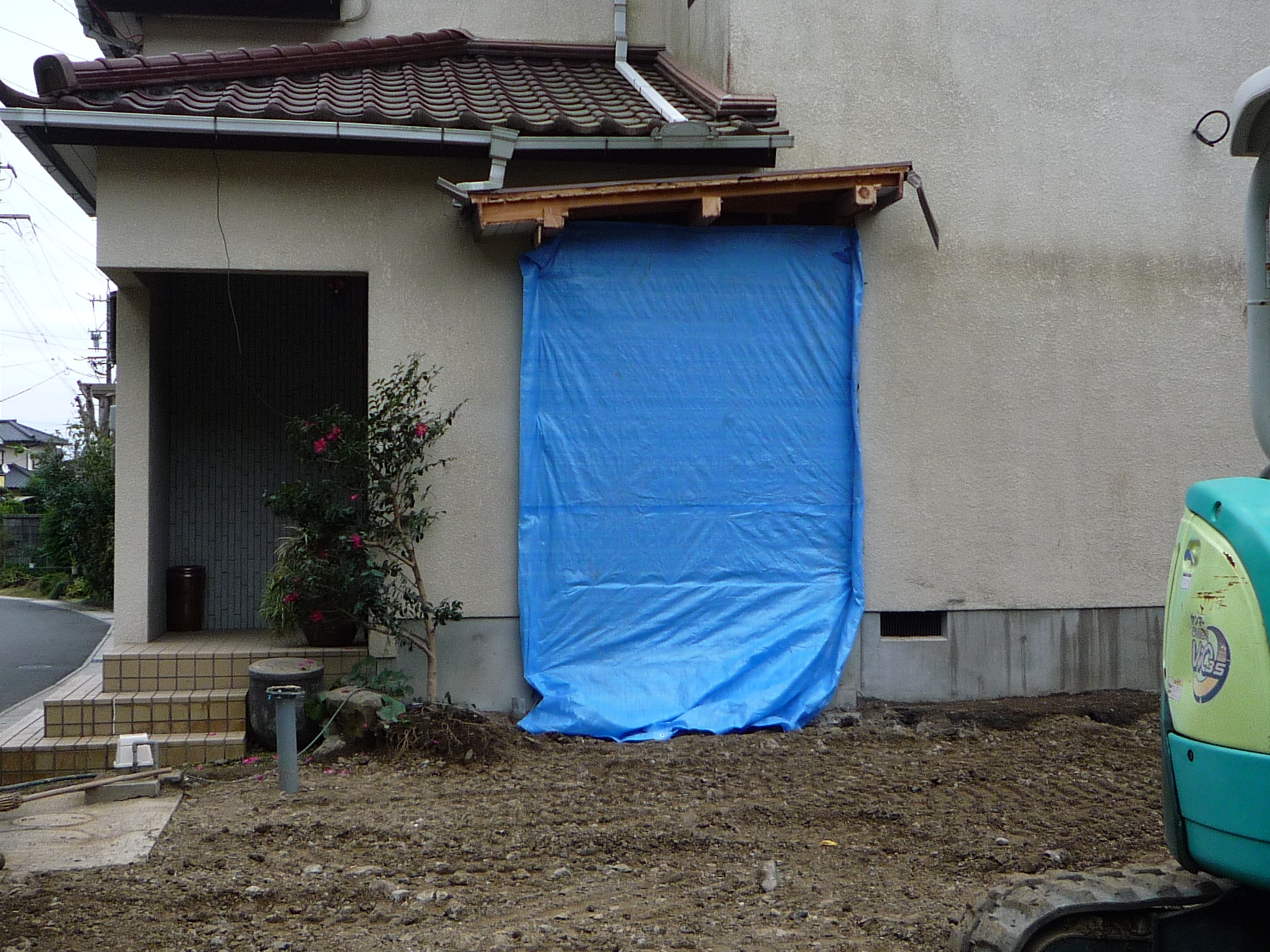 築２９年の木造２階建て住宅の玄関横にトイレを設置しますが、先に隣接している古い建物を解体します。