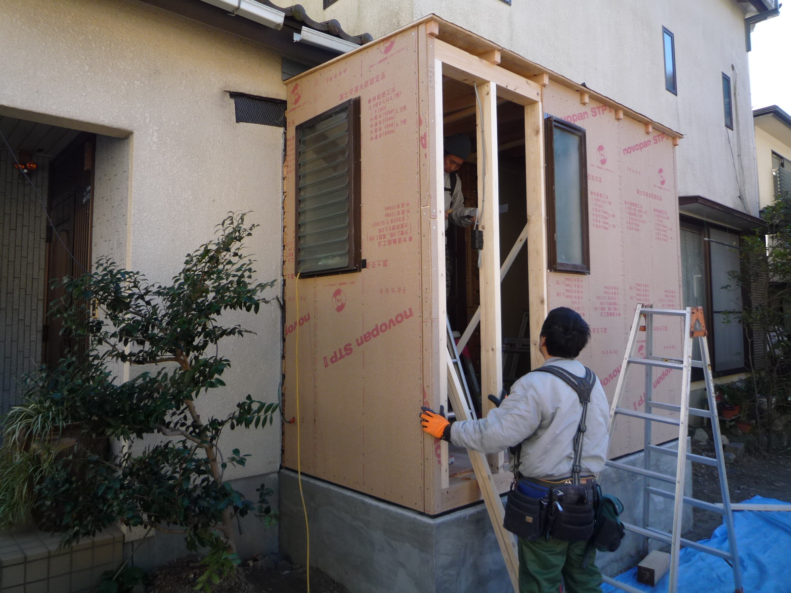 築２９年の木造２階建て住宅の玄関横にトイレを設置しますが、先に隣接している古い建物を解体します。