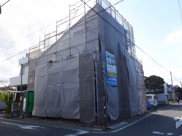 木造２階建て住宅の屋根をガルバリウム鋼板葺きの施工と外壁サイディング工事を行っております。