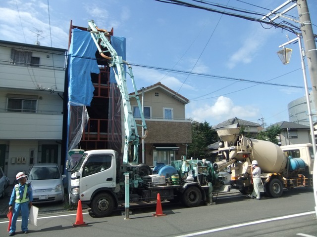 狭小地の鉄骨３階建ての外壁と屋上工事の施工を行っています