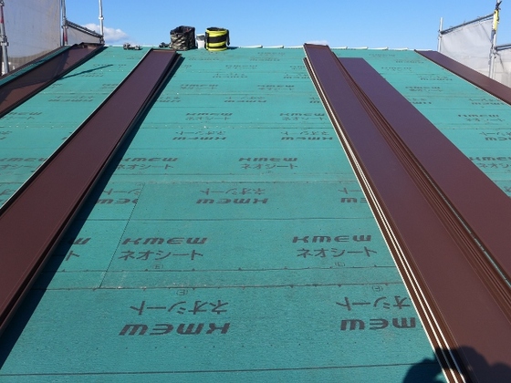 安西で木造３階建て住宅、屋根のガルバリウム鋼板葺きとベランダのFRP防水工事を行っております。