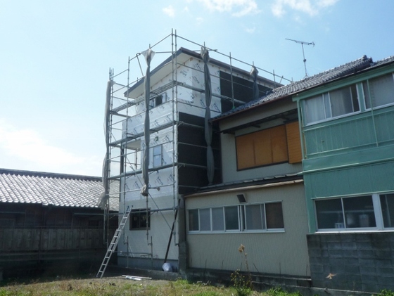 木造３階建て住宅の外壁工事と屋根のガルバリウム鋼板葺きの工事を行っております。