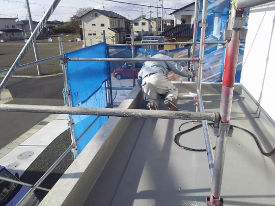 木造２階建て住宅の屋根をガルバリウム鋼板、陸屋根で仕上げる工事を行っております。