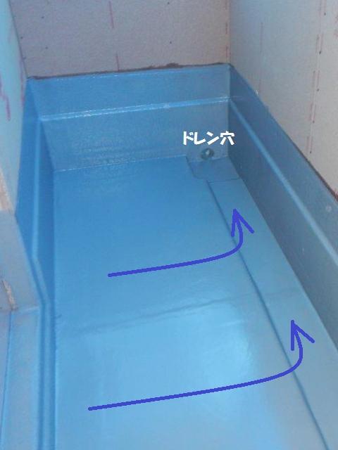 木造３階建て住宅のベランダのＦＲＰ防水の施工を行っております。