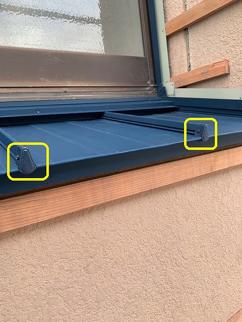 カバー工事　小屋根　立平葺き　小口キャップ