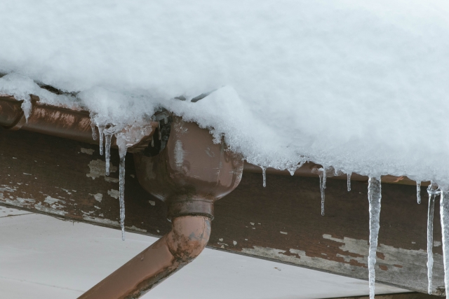 雨どい修理雪が積もった雨どい