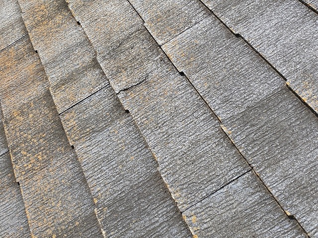 色あせ　ひび割れ　コロニアル屋根