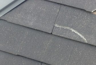 コロニアル屋根　ひび割れ