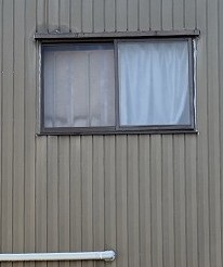 窓枠　コーキング切れ