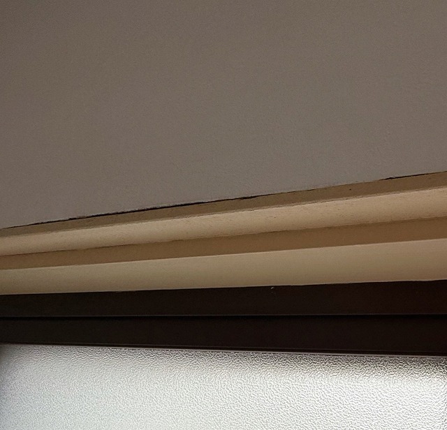 洗面所　雨漏り　壁際にカビ、はがれ