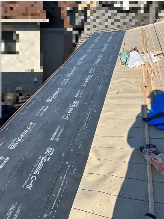 金属屋根部分にも防水シートを張り