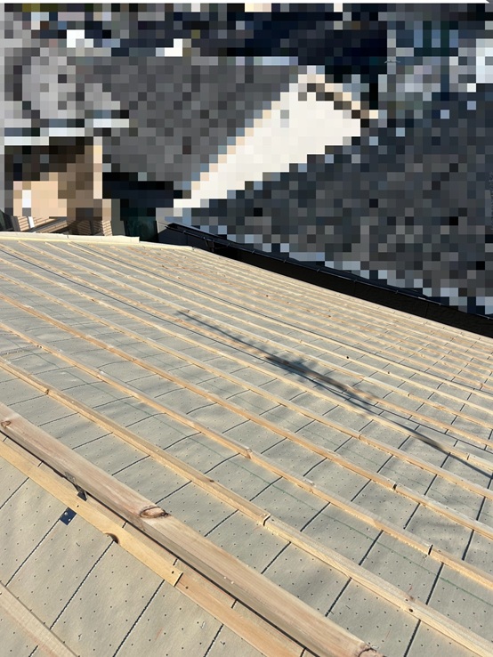 瓦用防水シートを張り、瓦桟設置